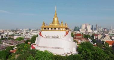 een antenne visie van de gouden monteren staat prominent Bij saket tempel, de meest beroemd toerist attractie in Bangkok, Thailand video