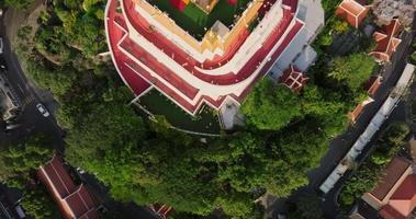 une vue aérienne du mont doré occupe une place prépondérante au temple de saket, l'attraction touristique la plus célèbre de bangkok, en thaïlande video