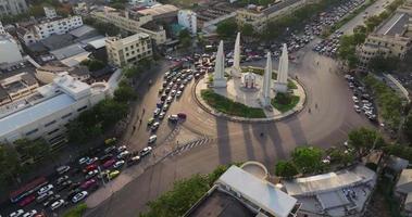 een antenne visie van de democratie monument in ratchadamnoen Laan, de meest beroemd toerist attractie in Bangkok, Thailand video