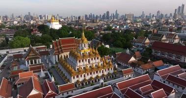 eine luftaufnahme der metallburg oder loha prasat im ratchanatdaram-tempel, der berühmtesten touristenattraktion in bangkok, thailand video