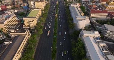 uma vista aérea do castelo de metal ou loha prasat no templo de ratchanatdaram, a atração turística mais famosa de bangkok, tailândia video