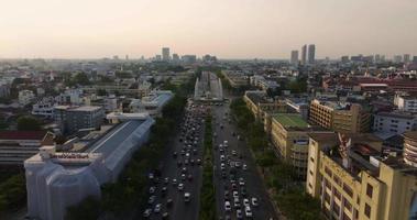 un aereo Visualizza di il democrazia monumento nel ratchadamnoen viale, il maggior parte famoso turista attrazione nel bangkok, Tailandia video