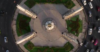 een antenne visie van de democratie monument in ratchadamnoen Laan, de meest beroemd toerist attractie in Bangkok, Thailand video