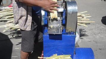 Small machines for crushing and extracting juice from sugarcane. video