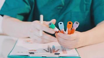 controllo il respiro. maschio veterinario nel opera uniforme ascoltando per il respiro di un' piccolo cane con un' fonendoscopio nel veterinario clinica. animale domestico cura concetto video