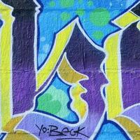 fragmento de dibujos de graffiti. la antigua muralla decorada con manchas de pintura al estilo de la cultura del arte callejero. textura de fondo coloreada en tonos fríos foto