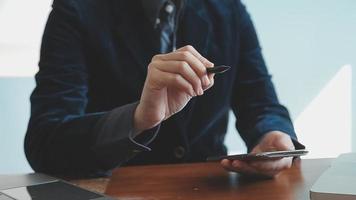 asiatico colleghi uomo e donna discutere e Lavorando con il computer portatile computer su ufficio scrivania nel il ufficio video