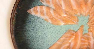 delizioso strisce di tonno carne Perfetto per un' kabuki Sushi pasto - avvicinamento video