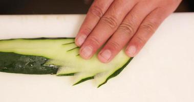 rebanar pepino fresco con estilo - decoración de plato de sushi - primer plano, cámara lenta video