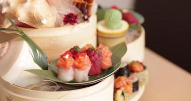 une variété de rouleaux de sushi et de sashimi dans des assiettes tournant sur la table dans un restaurant japonais - gros plan extrême video