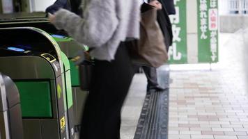 tokyo, japon - 18 octobre 2022 porte de billet de train video