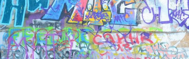 fragmento de etiquetas de graffiti. la antigua muralla está estropeada con manchas de pintura al estilo de la cultura del arte callejero foto