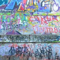 fragmento de etiquetas de graffiti. la antigua muralla está estropeada con manchas de pintura al estilo de la cultura del arte callejero foto