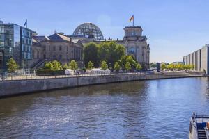 vista sobre el edificio del reichstag alemán desde el río spree en berlín en verano foto