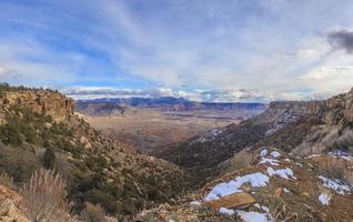 vista panorámica desde el desierto de arizona en invierno desde una perspectiva elevada con impresionantes formaciones de nubes foto