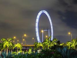 escena nocturna del distrito de marina bay de singapur con volante de singapur en septiembre foto