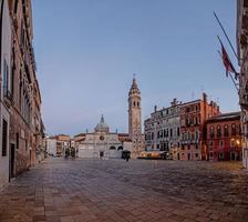 escena de la ciudad de venecia durante el cierre de covid-19 sin visitantes durante el día en 2020 foto