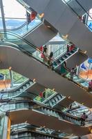 maraña de escaleras mecánicas en un centro comercial foto