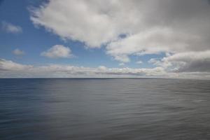 imagen de un cielo parcialmente nublado y parcialmente despejado durante el día foto