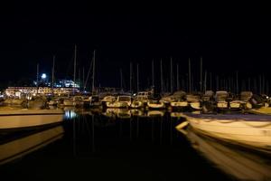 panorama nocturno sobre el puerto de la ciudad costera croata de vrsar en istria foto