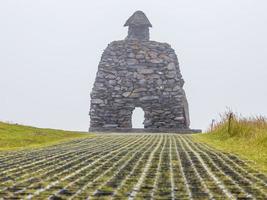 estatua de snaefells en islandia cerca de arnarstapi en verano foto