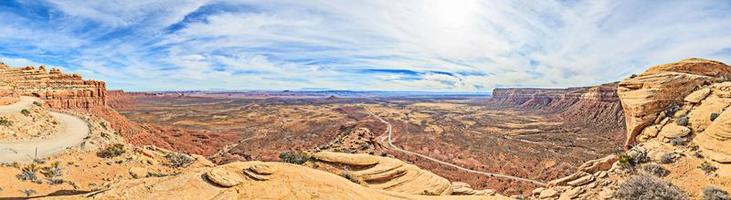 vista panorámica sobre el desierto en utah cerca del valle del monumento foto