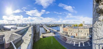 vista panorámica sobre la muralla de la ciudad de limerick y el puente thomond foto