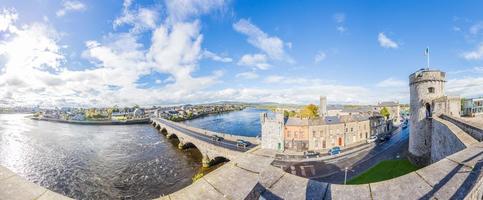 vista panorámica sobre el río shannon y el puente thomond desde la muralla de la ciudad de limerick durante el día foto