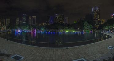 fuente iluminada de colores en el parque klcc en kuala lumpur foto