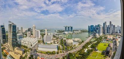 imagen panorámica aérea del horizonte y los jardines de singapur junto a la bahía durante la preparación para la carrera de fórmula 1 durante el día en otoño foto