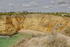 vistas a la típica playa de acantilados en la costa del algarve en portugal en verano foto