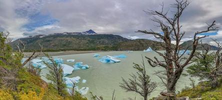 foto panorámica de lago grey en patagonia con iceberg flotante