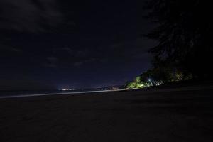 impresiones nocturnas de la playa de khao lak en tailandia en noviembre foto