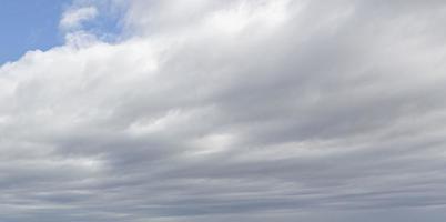 imagen de un cielo parcialmente nublado y parcialmente despejado durante el día foto