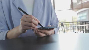 collègues asiatiques homme et femme discutant et travaillant avec un ordinateur portable sur le bureau au bureau video