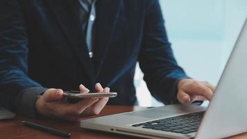 asiatico colleghi uomo e donna discutere e Lavorando con il computer portatile computer su ufficio scrivania nel il ufficio video