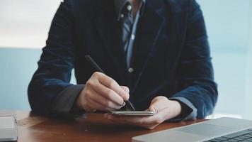 asiatico colleghi uomo e donna discutere e Lavorando con il computer portatile computer su ufficio scrivania nel il ufficio video