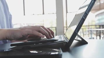 asiatico colleghi uomo e donna discutere e Lavorando con il computer portatile computer su ufficio scrivania nel il ufficio video