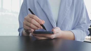 collègues asiatiques homme et femme discutant et travaillant avec un ordinateur portable sur le bureau au bureau video