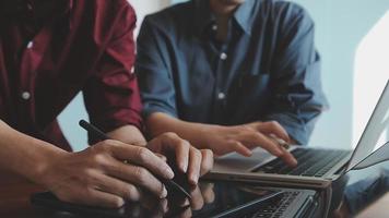 Aziatisch collega's Mens en vrouw bespreken en werken met laptop computer Aan kantoor bureau in de kantoor video