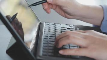 colegas asiáticos homem e mulher discutindo e trabalhando com laptop na mesa de escritório no escritório video