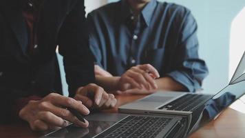 colegas asiáticos hombre y mujer discutiendo y trabajando con una computadora portátil en el escritorio de la oficina video