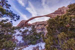 imagen panorámica de las maravillas naturales y geológicas del parque nacional arches en utah en invierno foto