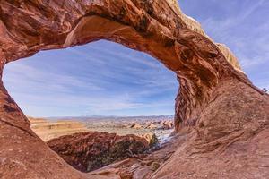 imagen panorámica de las maravillas naturales y geológicas del parque nacional arches en utah en invierno foto