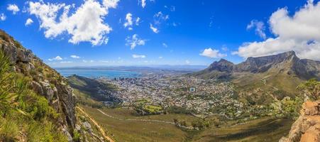 ciudad del cabo y montaña de la mesa desde arriba de cabeza de león foto