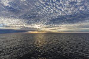 imagen de un espectacular cielo nublado en el mar al amanecer en verano foto