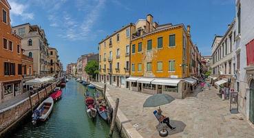 escena de la ciudad de venecia durante el cierre de covid-19 sin visitantes durante el día en 2020 foto