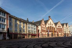 vistas panorámicas a la histórica plaza frankfurt roemer con el ayuntamiento, las calles adoquinadas y las antiguas casas de entramado de madera foto