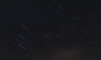 imagen del cielo estrellado sin nubes en la noche en el hemisferio norte foto