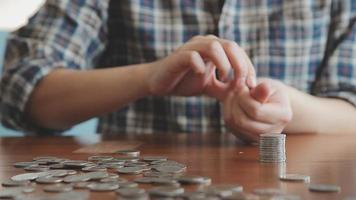 zakenman Holding munten zetten in glas met gebruik makend van rekenmachine naar berekenen concept besparing geld voor financiën boekhouding, bedrijf, financiën, investering, financieel planning. video